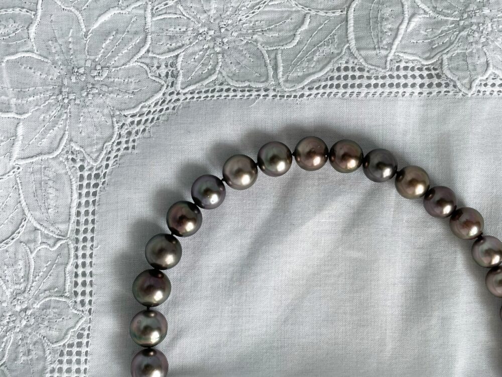 葬儀に参列するとき身につける黒真珠のアクセサリーを選ぶポイントは？