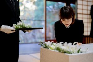 無宗教葬とは?意義や検討するときのポイントについても解説