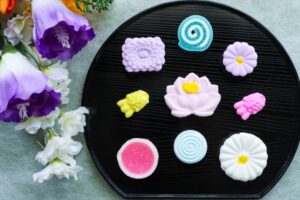 落雁とは?お供えする理由や食べ方についても解説